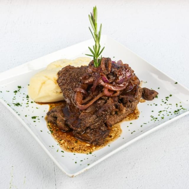 Bistec Encebollado / Steak with Onions.