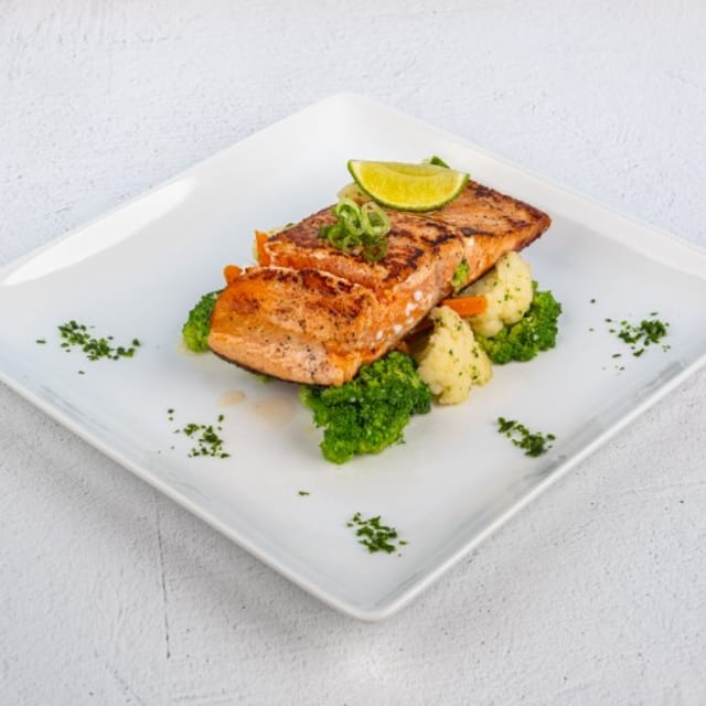 Salmón a la Plancha / Grilled Salmon.